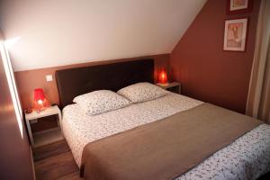 パンマールにあるLa Dunetteのベッドルーム1室(ベッド1台、ランプ2つ、テーブル2台付)