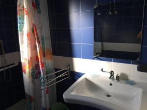 bagno con lavandino e specchio di B&B Stella Marina a Manfredonia