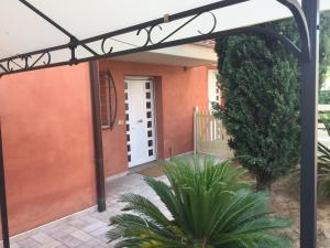eine Terrasse mit einer weißen Tür in einem Haus in der Unterkunft Miramare Beach Apartment in Rimini