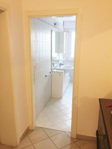 ein Bad mit einer Dusche, einem WC und einem Waschbecken in der Unterkunft Miramare Beach Apartment in Rimini