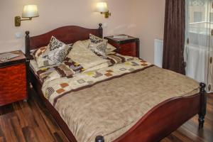Un pat sau paturi într-o cameră la Casa Bocskai