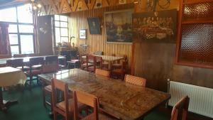 a dining room with a wooden table and chairs at Hotel Balai in Ancud