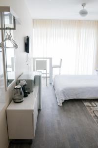 een slaapkamer met een bed en een bureau met een telefoon bij Pärnu Apartment in Pärnu