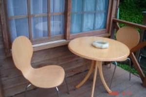 2 sillas y una mesa en un porche con mesa y 2 sillas en Sun Lake en Fujikawaguchiko