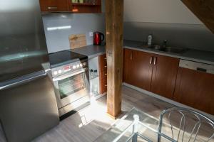 Kuchyň nebo kuchyňský kout v ubytování Mazurskie Apartamenty