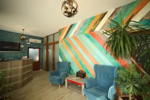 a living room filled with furniture and a blue umbrella at Hotel Agapi Mamaia in Mamaia