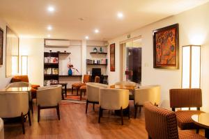 un restaurante con sillas y mesas en una habitación en Girasoles Hotel, en Lima