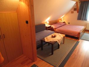 Giường trong phòng chung tại Horska chalupa u Kulisu