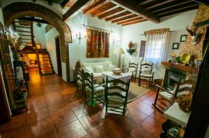 Casa Rural Finca Umbría في بلاسينثيا: غرفة معيشة فيها طاولة وكراسي