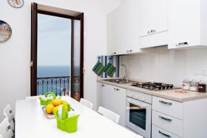 Kuchyňa alebo kuchynka v ubytovaní Seaview apartments Stella Maris Agropoli