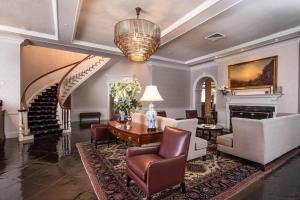 sala de estar con mesa y sillas y escalera en The Tidewater Inn en Easton