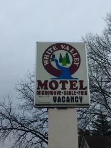 ein Zeichen für eine mued manövrierfähige Feuerwaagentur in der Unterkunft White Valley Motel in Saint Charles