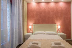 a hotel room with a bed and a lamp at Vela Rooms in Cagliari