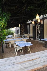 a group of tables and chairs in front of a building at Hôtel et RESTAURANT traditionnel L' Escalandes in Lesperon +39 photos