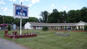 PlainvilleにあるBest Stay Innの建物前の宿の看板