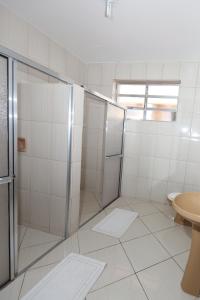 a bathroom with a shower and a toilet at Regis Hotel I in Registro