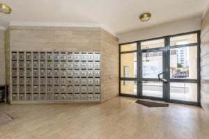 a room with a wall of lockers and a window at Beach Houses in Costa da Caparica
