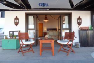 un patio con 3 sillas, una mesa y una mesa en Casa Berriel 1, en Tías