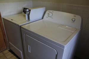 y baño con lavadora y secadora blancas. en Budget Host Inn Fridley, en Fridley