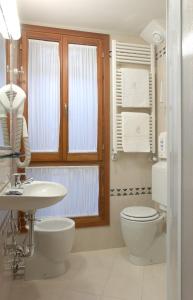 A bathroom at Atlantide Hotel