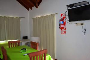 Televisyen dan/atau pusat hiburan di Posta Suites Apart - Los Reartes