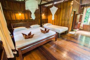 Postel nebo postele na pokoji v ubytování Khao Sok Riverside Cottages