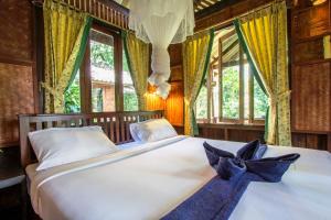 Postel nebo postele na pokoji v ubytování Khao Sok Riverside Cottages