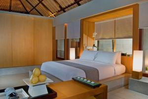 sypialnia z dużym łóżkiem i stołem w obiekcie The Bale Nusa Dua by LifestyleRetreats w mieście Nusa Dua