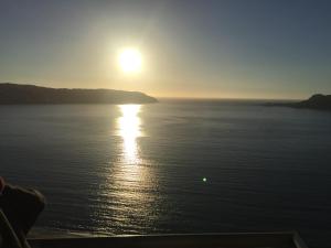 una vista del océano con la puesta de sol sobre el agua en Apartment Joet La Herradura, en Coquimbo