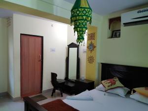 Ένα ή περισσότερα κρεβάτια σε δωμάτιο στο Hare Krishna Home Stay Guest House
