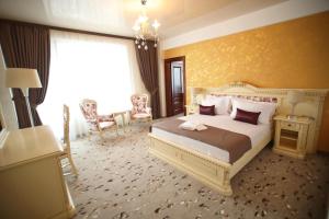 Almar Luxury في مامايا نورد نافورداي: غرفة نوم بسرير ونافذة كبيرة
