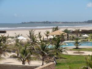 - Vistas a la playa desde el complejo en Ocean Beach Resort & Spa ASTON Collection Hotels, en Malindi