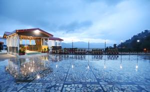 Bazén v ubytování Hotel Vishnu Palace nebo v jeho okolí