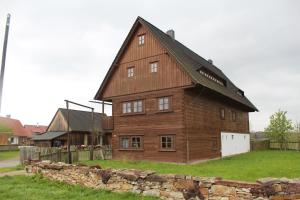 granero de madera grande con pared de piedra en Apartmán ve Skanzenu en Třebechovice pod Orebem