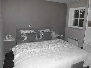 מיטה או מיטות בחדר ב-Vakantiewoning 't Blooteland