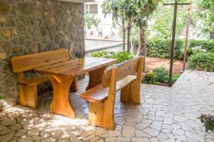 Vonkajšia záhrada v ubytovaní Apartmani Pina