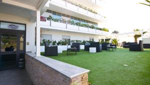 un edificio con mesas y sillas en un patio en Hotel L'Aragosta, en Casalbordino