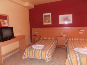 Postel nebo postele na pokoji v ubytování Hostal Carlos III