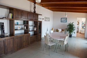 - une salle à manger avec une table et des chaises dans l'établissement Casa Paradiso, à Terracine