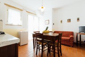 a kitchen and dining room with a table and chairs at Agriturismo La Quercia in SantʼAntonio