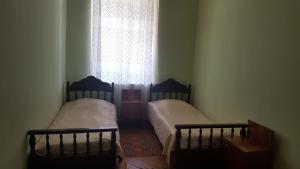 Ένα ή περισσότερα κρεβάτια σε δωμάτιο στο Firuza Hostel