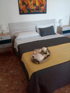 um quarto de hotel com duas camas com uma cama sidx sidx em Affittacamere Murgenere em Vico del Gargano