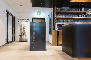 een winkel met een bord waarop staat dat de conferentie in ons was bij Landgasthof Zahn in Elchingen