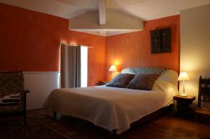 מיטה או מיטות בחדר ב-la maison des chartreux