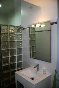 バレンシアにあるApartamento Serranos CMのバスルーム(洗面台、鏡付)