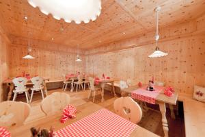 un comedor con mesas y sillas en una habitación en Gasthof Zur Sonne, en Cardano