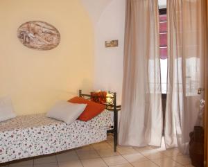 um quarto com uma cama e uma janela em B&B Garibaldi em Catânia