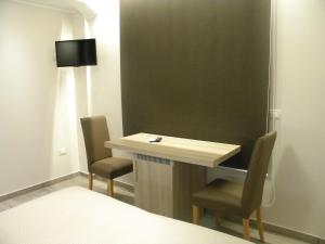 a room with a desk and two chairs at B&B Il Giardino Diamante in Diamante