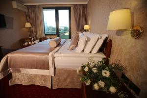 Postel nebo postele na pokoji v ubytování Grand Hotel & Spa Tirana