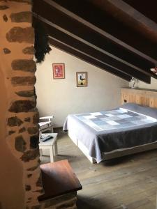 A bed or beds in a room at La Meizon de Sara